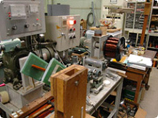 様々な工作機械で実験を行って、モーターの研究を行います。