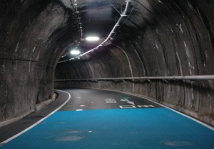 約2キロメートルのトンネルを通って、クルマで地下発電所へ向かいます。