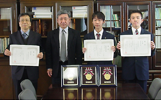 右から、三谷卓矢さん、門脇昌紀さん、高橋校長、私（大津）