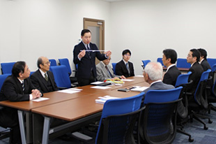 採択された特別推進研究のご説明をされる三浦先生